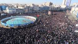 سیل عزاداران در میدان انقلاب در پی شهادت حضرت آیت‌الله العظمی سیدعلی حسینی خامنه‌ای رهبر معظم انقلاب اسلامی ‌ 