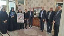 دیدار و تجلیل مدیرکل بنیاد مرکزی با خانواده شهید جنگ رمضان «حسین امیدواری»