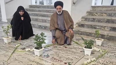 عطرافشانی و گلباران مزار شهدای حرم مطهر رضوی در ۵ مکان حرم