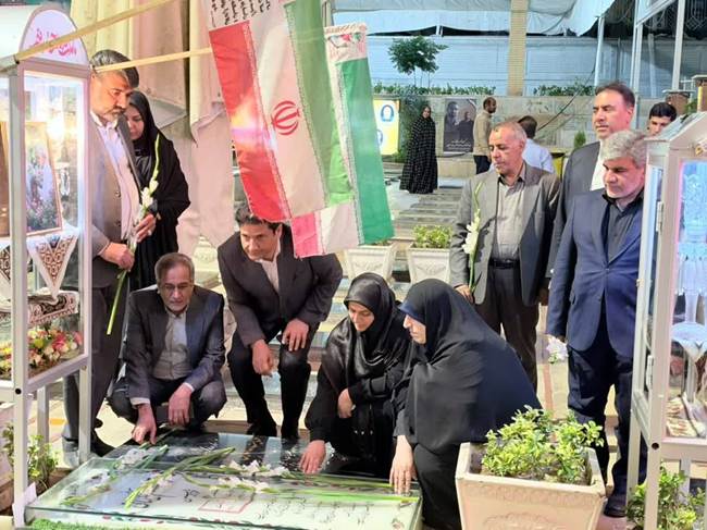 ادای احترام معاون تعاون و امور اجتماعی بنیاد شهید و امور ایثارگران  به مقام شامخ شهدا در کرمان