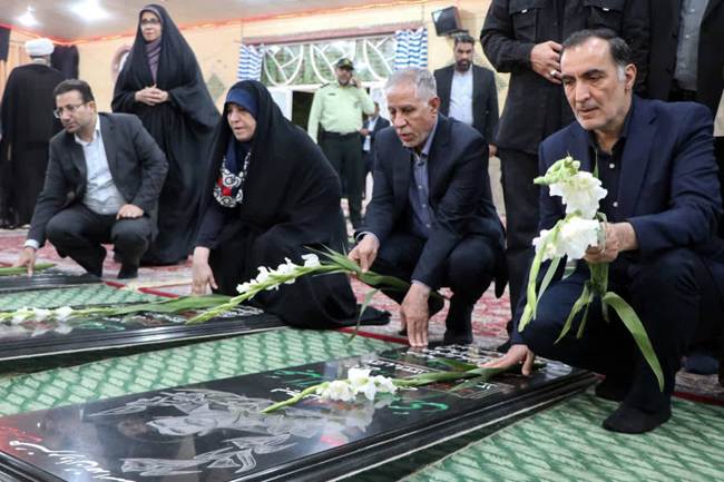 حضور رئیس بنیاد شهید و امور ایثارگران در گلزار شهدای لامرد و ادای احترام به مقام شامخ شهدا